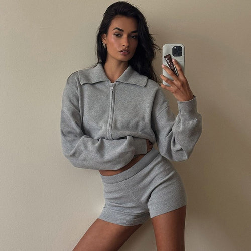 Moteriškas kostiumėlis su gobtuvu ir aukšto liemens šortais