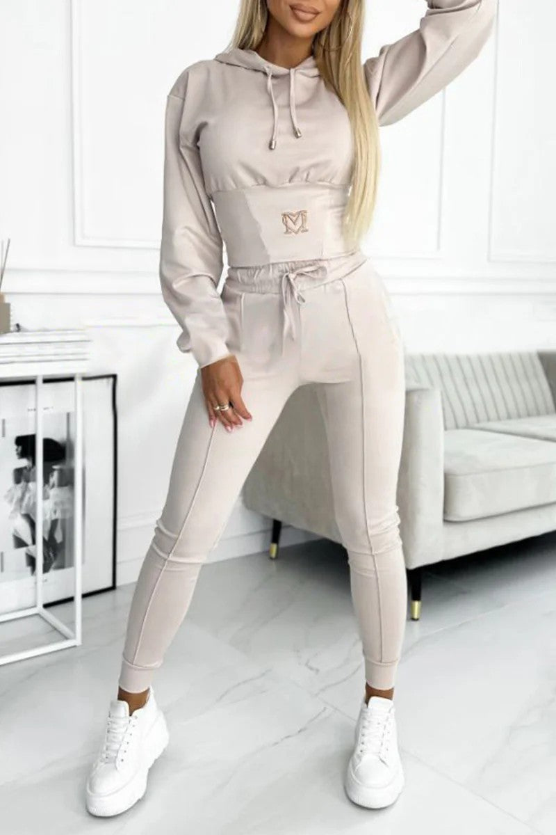 Formuojantis sportinis kostiumas moterims su kapišonu